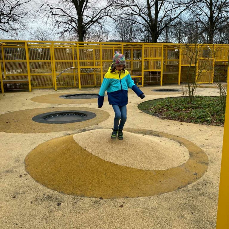 inklusive Spielplätze planen mit sinnvollen Bodenbelägen